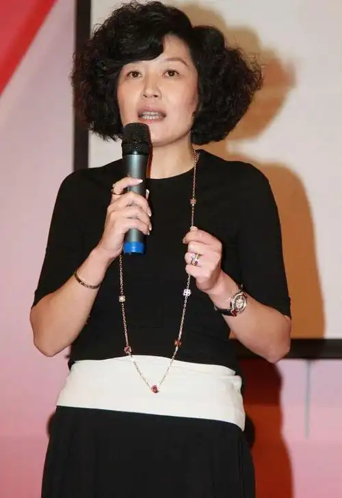 哈文真是个坚毅的女人身穿黑白装挺朴素但自身的高贵感藏不住