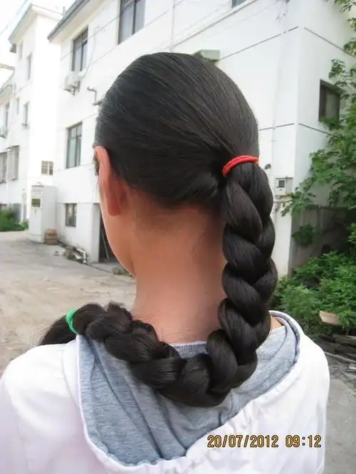 初中女生的粗长辫 - [中国长发网]