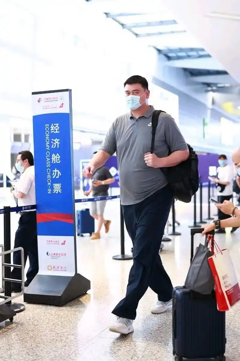 姚明亮相北京机场,他这次搭配的很简洁,不过看上去气势满满,真的是太