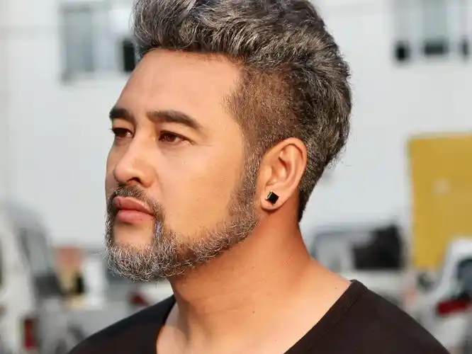 是时候换个口味,迷恋一下胡茬大叔的荷尔蒙了