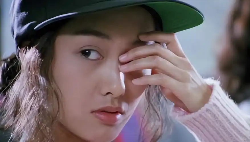 刚出道的朱茵的第一场戏是和周星驰合作的《逃学威龙2》.