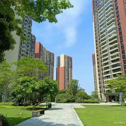 绿岛湖保利翡翠公馆四房两厅小区环境优美近地铁口