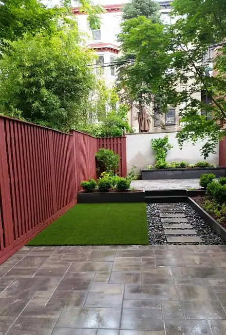 厨房等装置,地面铺设了雪花石板,看起来非常的好看,花园中除了布置了