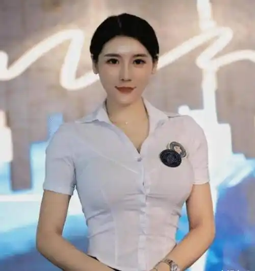 "微胖女神"刘太阳,s型曲线天使容貌,130斤却被人称作女神_身材_健身房