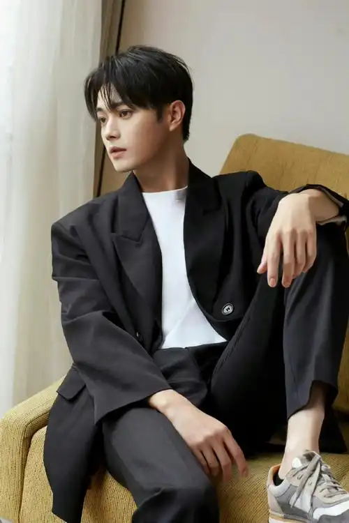 许凯西装眼镜造型随拍##许凯西装眼镜造型live图