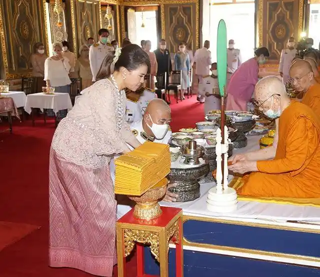 泰国长公主和混血女儿同穿粉色亮相!混血公主气质太像诗丽吉太后