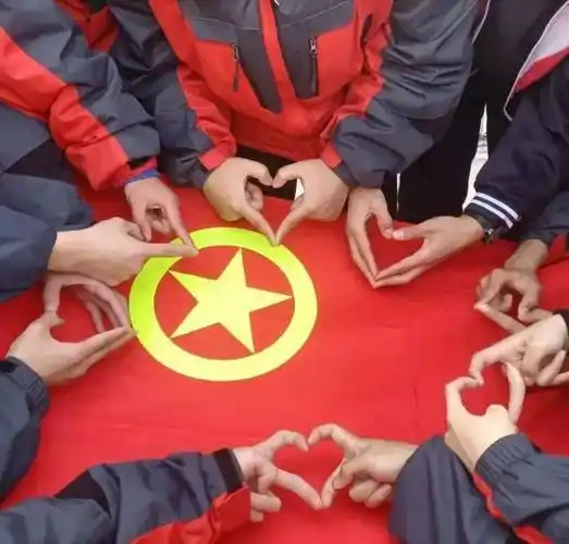 武陟中学童心向党我和党旗团旗合个影