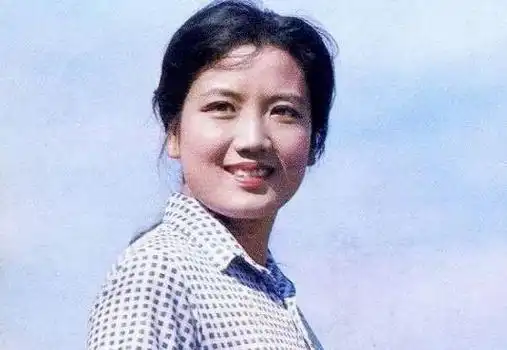 演员李秀明,爆红时隐退经商,68岁还在学习