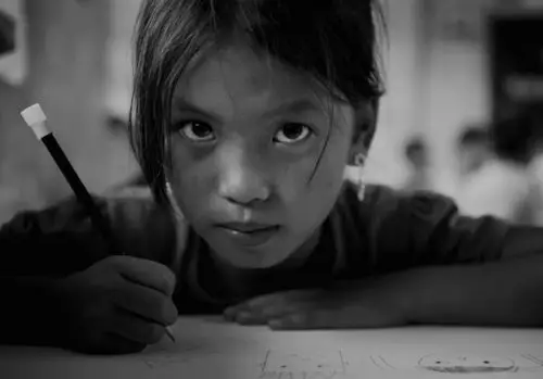 在大苗山支教的时候,看见这个小女孩在听课,那渴望的眼神令