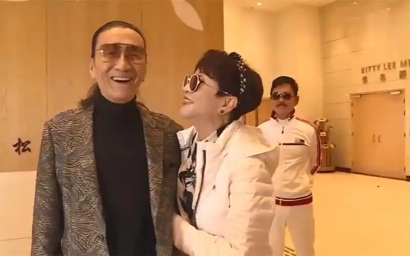 70年港姐冠军狄波拉,当众亲吻前夫谢贤,谁注意到现任老公表情