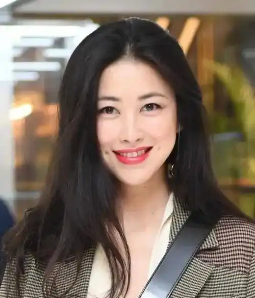 眼中满是时尚,若隐若现的纯欲勾人鼻子小且挺,最有味道的是,是笑起来