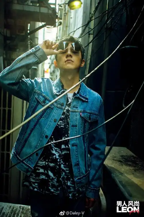 《男人风尚young》3月别册封面刘昊然超话在日本玩转潮流街拍,霓虹灯