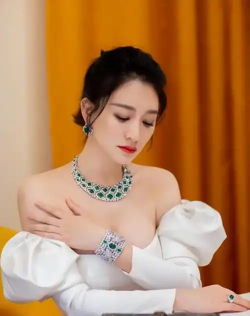 冻龄美女李小冉再次为内衣代言尽显火辣身材