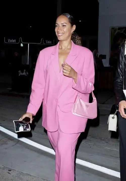 这不,最近丽安娜-刘易斯就在街拍中穿了一套粉色西服套装,来看看她