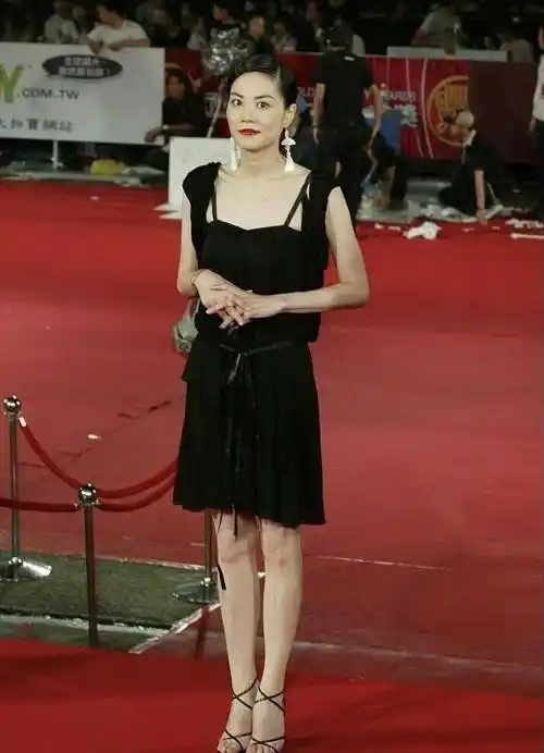 "王菲"的着装更加佛系和高级,蓝色衬衫阔腿裤,十分简约,气场无敌_时尚