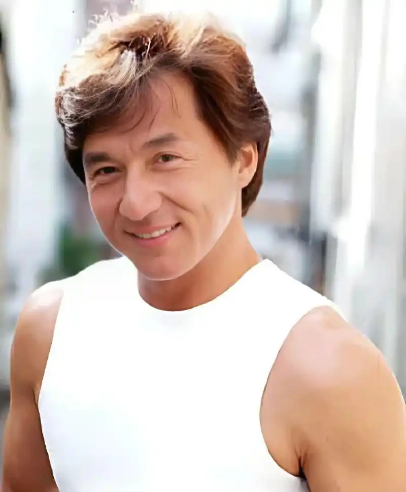 成龙70岁风采不减,时间流逝具象化 70岁的成龙以一副全新的形象出现在