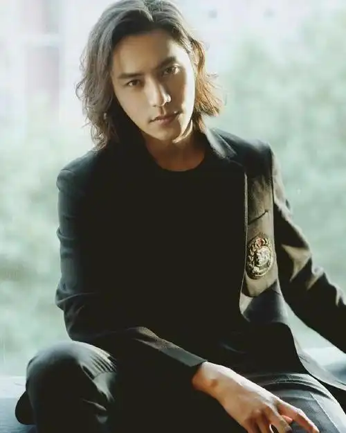 陈尊佑晒照感恩父爱侧颜神似陈坤父子俩同食一碗饭劲温馨