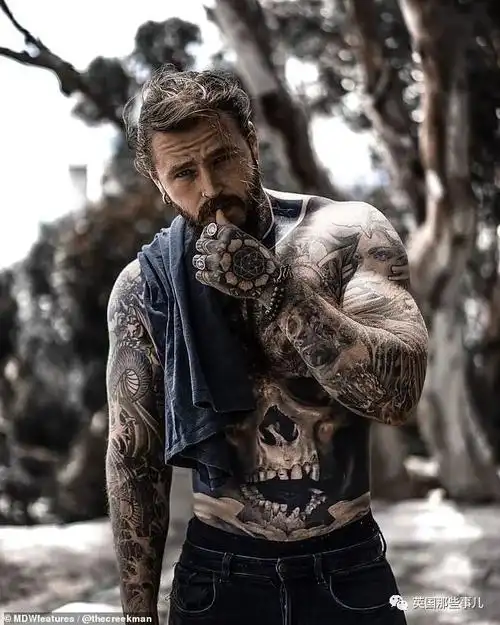 胖小哥一年减重80公斤猛变肌肉男纹身之下是他一路走来的伤疤