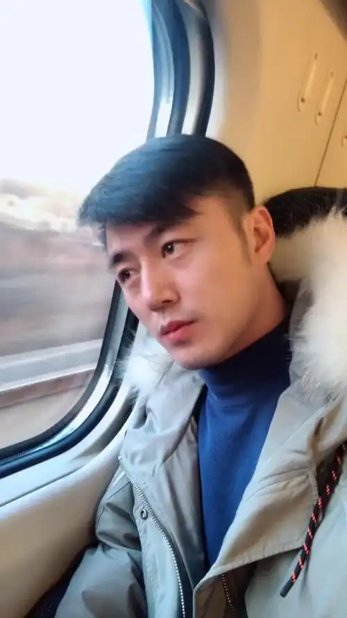 高端朋友圈素材包装男套图照片同一个人 朋友圈日常旅游自拍素材#真实