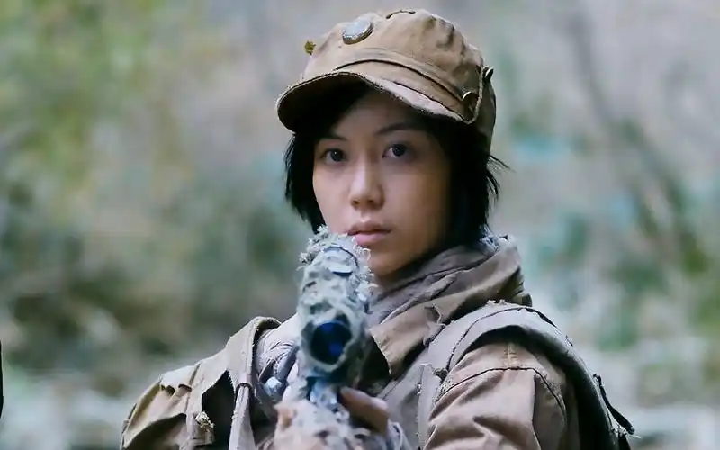 美女金玉彬化身狙击手女战士,在拍摄现场训练开枪,女神玩枪的样子太美