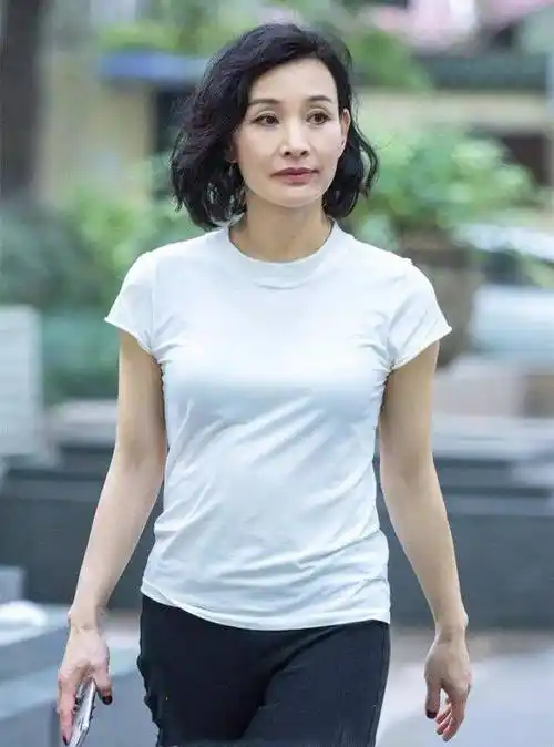 58岁的陈冲也减肥?瘦下来再剪个短发,还挺漂亮!_手机搜狐网