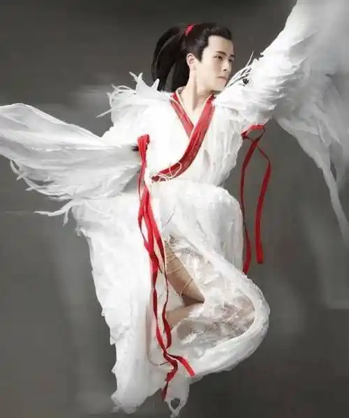 刘昊然《妖猫传》剧照,跳跃秀肉色内搭,"仙男"形象好带感_服装_类型