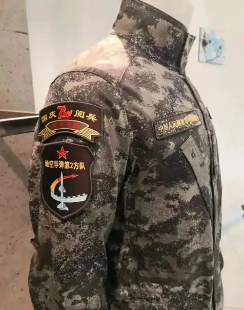 解放军新式星空迷彩服下发部队 - 实验室设备网