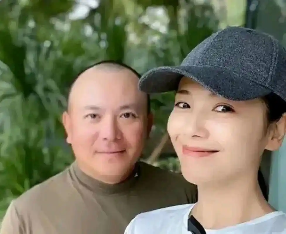 44岁刘涛大晒全家福!她打扮年轻似少女,老公头发稀疏像老头,祖孙三代