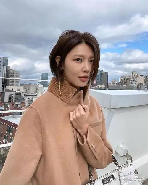 "财阀夫人"少女时代秀英?贵气袭人的秋季穿搭,秀出骨感身材