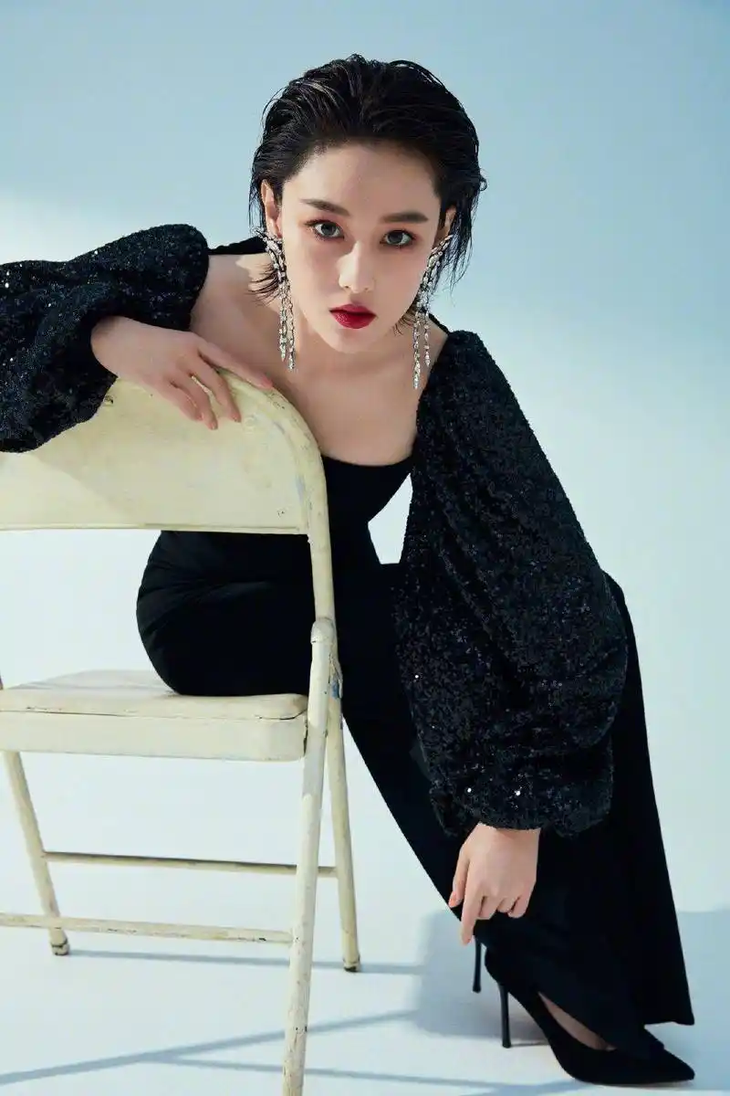 张馨予越来越霸气了背头配紧身裙秀出花瓶身材曲线尽显女人味