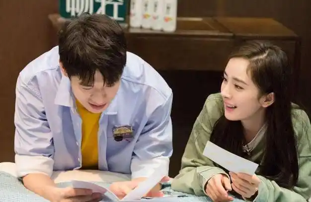 春晚这一夜杨幂的尴尬都要溢出屏幕了前男友与旧闺蜜接连登场