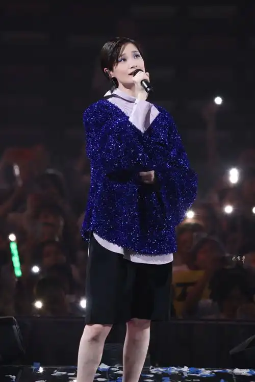 李宇春超话  「只有七月晴天风吹过谁的侧脸」7815    #李宇春