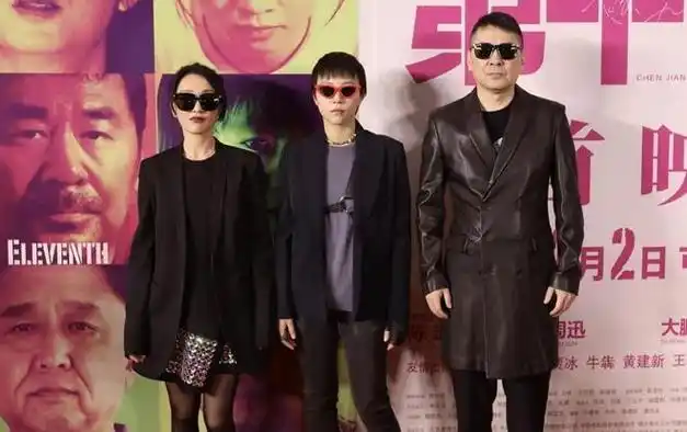 周迅穿西装好帅气啊,和窦靖童陈建斌同框也不输阵,气场真强