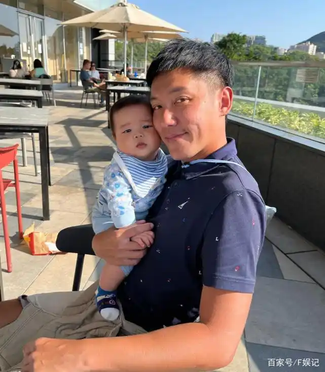 tvb小生张颖康经常陪着小儿子 带小儿子去散步为小儿子做足防疫