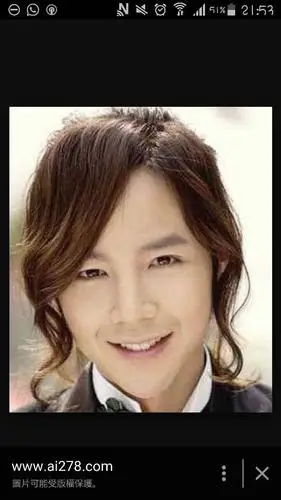 有谁知道这位韩国男歌手的名字?