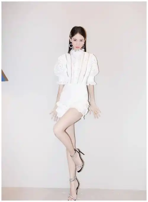 原创金晨新恋情金晨穿着白色t恤打扮随意29岁就像19岁小姑娘一样