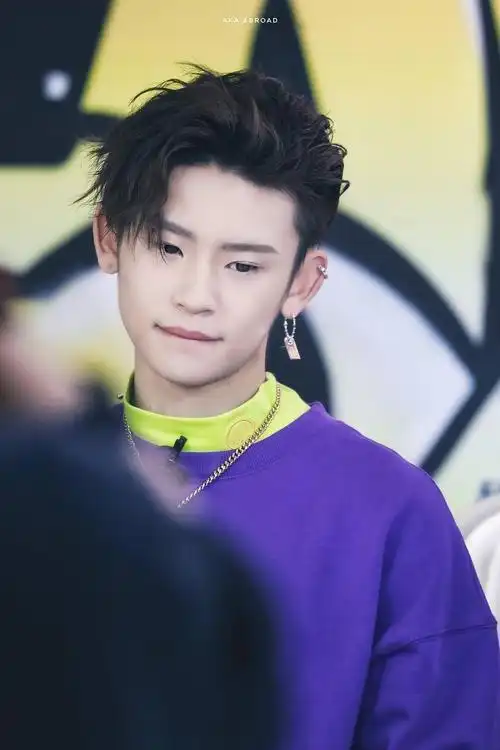 调色盘王琳凯-那些年小鬼染过的各种各样颜色的头发 已经集齐彩虹色