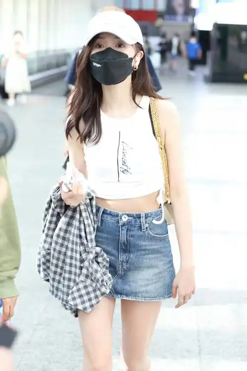 吴宣仪穿露脐小背心配迷你短裙秀小蛮腰曲线完美