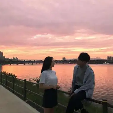 微信情侣头像一男一女夕阳背影海边风格夕阳情头唯美一对