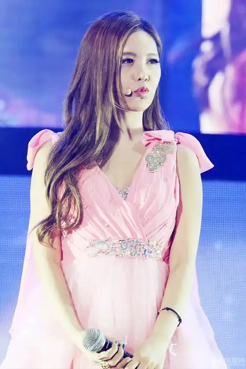 皇冠团李居丽美艳胜似人间仙女 领衔tara美貌高清舞台照