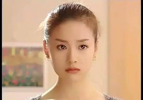 侧脸好好看,鼻子1000分,记得之前有个叫《白领公寓》的剧,她和安在旭