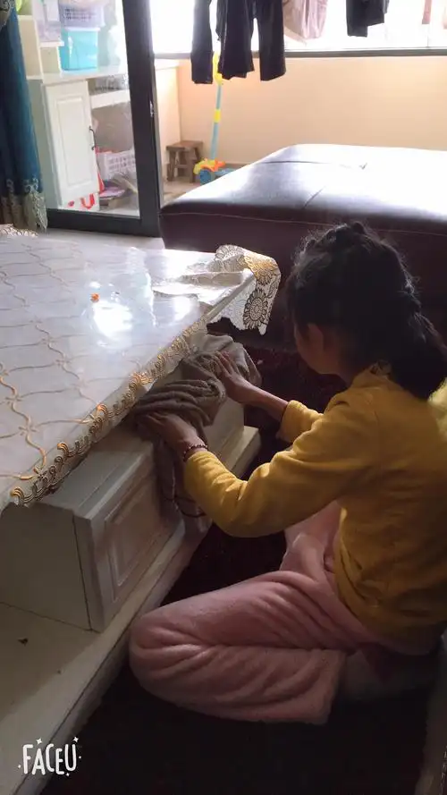 帮妈妈擦桌子