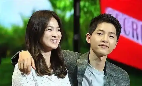 宋仲基携妻子现身罗马,手推6个月儿子,一家三口甜蜜又温馨_宋慧乔