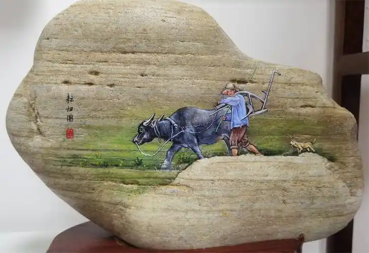 我就像捡到宝贝一样激动不已,每当欣赏眼前那一块块精雕细琢的石头画