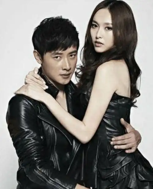 唐嫣和秋泽忙于甜蜜的恋情时,唐嫣未来的老公罗晋也偷偷出现在了她的