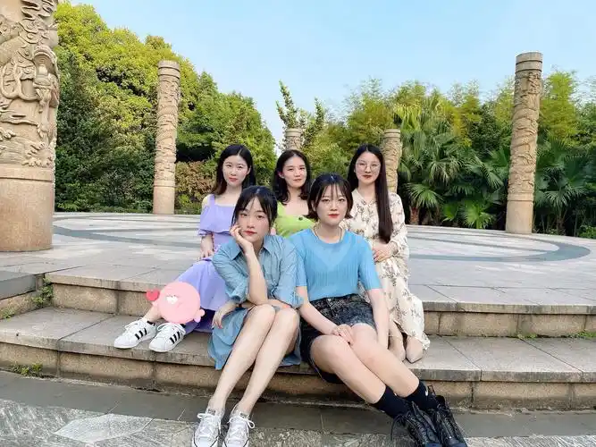 五位女生合影
