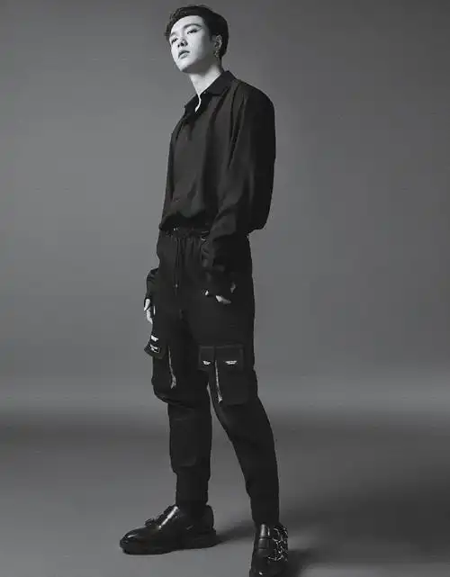 张艺兴[超话]##张艺兴正装身材比例#来来来～大帅哥的全身照,让你