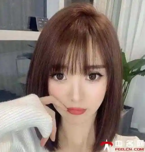 对于这款好看的齐刘海齐肩中分黑直发发型,因为就刚好到齐肩的位置