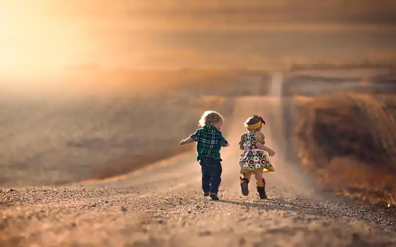 唯美黄昏美景可爱宝宝桌面壁纸