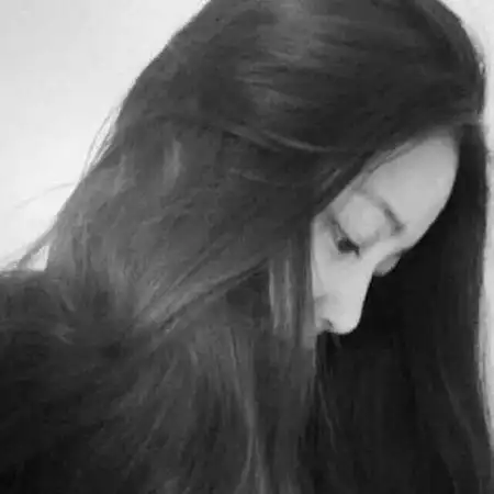 女生伤感侧脸头像黑白